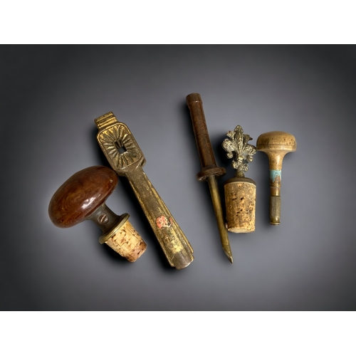 198 - A MISCELLANEOUS COLLECTION OF VINTAGE CORKSCREWS, PIPES, STOPPERS ETC.