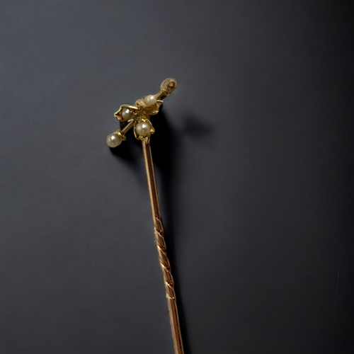 134 - A VICTORIAN 9CT GOLD & SEED PEARL STICK PIN. 
63MM LONG.
UNMARKED, TESTS AS 9CT.