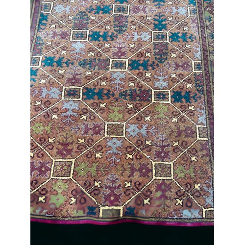 19 - AN ANTIQUE 19TH / 20TH CENTURY RUG.