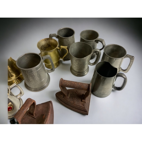 179 - A LARGE COLLECTION OF METAL WARES, INCLUDING COPPER, BRASS, CAST IRON AND PEWTER.
APPROXIMATELY 11KG... 