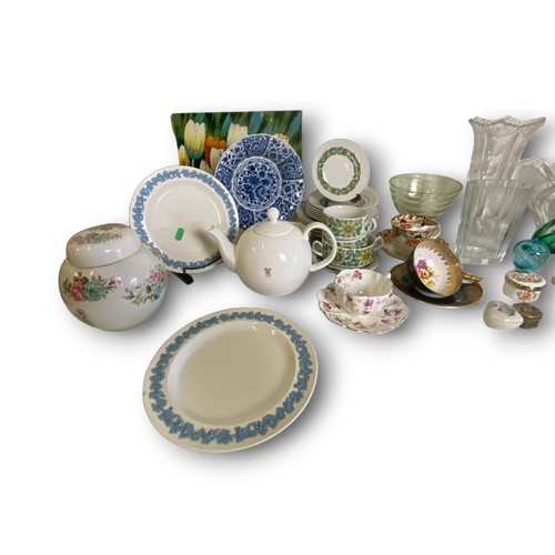 252A - A LARGE MISCELAENEOUS COLLECTION OF EUROPEAN GLASS AND PORCELAIN