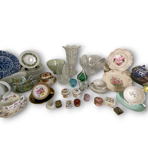 252A - A LARGE MISCELAENEOUS COLLECTION OF EUROPEAN GLASS AND PORCELAIN