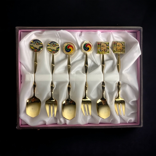 216A - A BOXED SET OF SIX CHINESE ENAMEL SPOON & FORK SET.