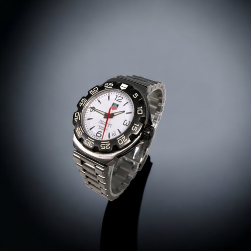 76 - A TAG HEUER FORMULA 1  (WAC 1111) MENS WRISTWATCH. FINISHED WITH WHITE DIAL.

'FROM A COLLECTION OF ... 