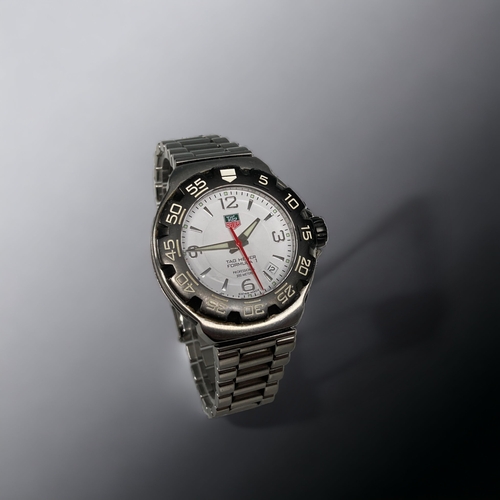 76 - A TAG HEUER FORMULA 1  (WAC 1111) MENS WRISTWATCH. FINISHED WITH WHITE DIAL.

'FROM A COLLECTION OF ... 