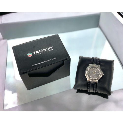 77 - A RARE TAG HEUER 6000 McCLAREN F1 SPECIAL EDITION OWNERS WATCH. WITH ORIGINAL 'TYRE' TREAD STRAP. WI... 