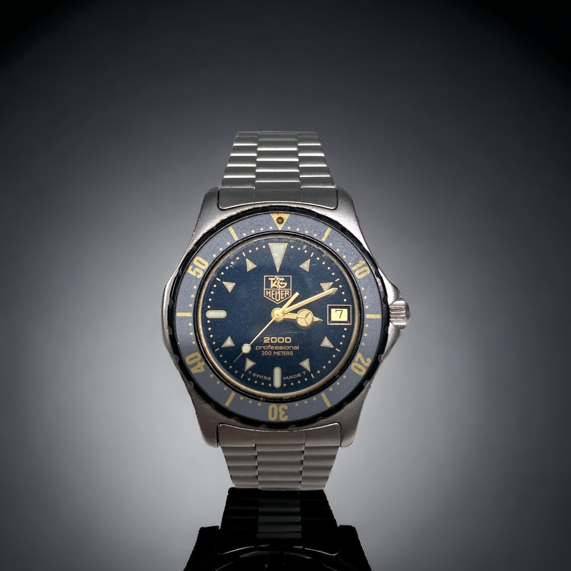 A TAG HEUER PROFESSIONAL 2000 SERIES MENS