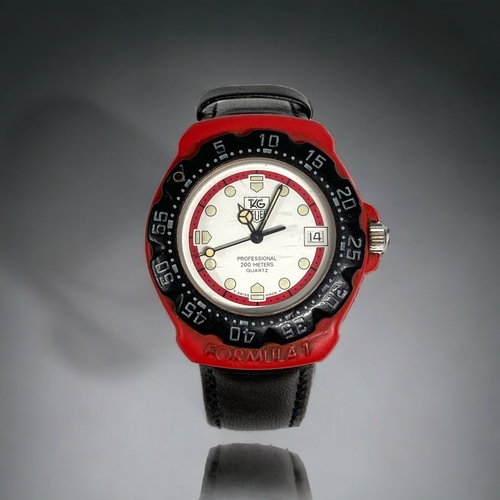 81 - AN ORIGINAL TAG HEUER McCLAREN FORMULA 1 MEN'S WRISTWATCH. RED / BLACK DIAL, WITH BLACK LEATHER STRA... 