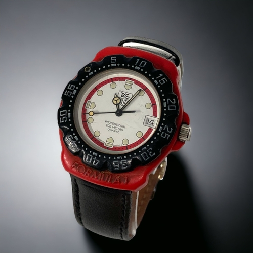 81 - AN ORIGINAL TAG HEUER McCLAREN FORMULA 1 MEN'S WRISTWATCH. RED / BLACK DIAL, WITH BLACK LEATHER STRA... 