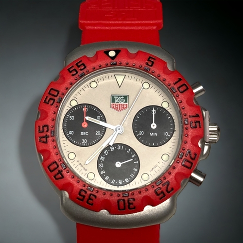 83 - AN ORIGINAL TAG HEUER McCLAREN FORMULA 1 MEN'S WRISTWATCH. RED / SILVER DIAL.

'FROM A COLLECTION OF... 