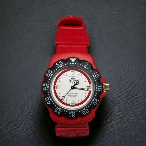 84 - AN ORIGINAL TAG HEUER McCLAREN FORMULA 1 MEN'S WRISTWATCH. RED / BLACK DIAL. WITH ORIGINAL PACKAGING... 