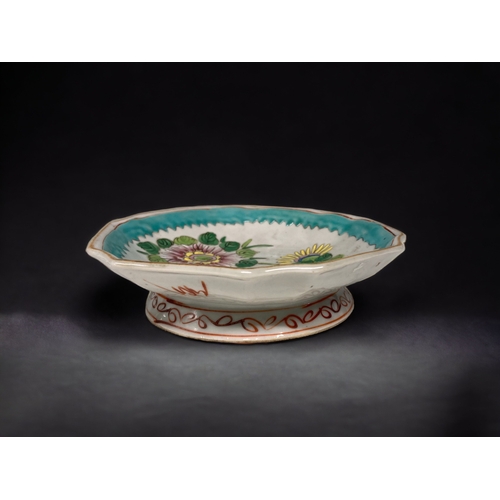 200 - A COLLECTION OF CHINESE QING & REPUBLIC PERIOD PORCELAIN. TO INCLUDE A 19TH CENTURY CELADON GROUND F... 