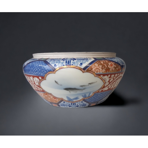 215 - A JAPANESE IMARI PORCELAIN FRUIT BOWL.
FUKAGAWA, NISHIKIDE WARE.
HAND PAINTED CARTOUCHES DEPICTING S... 