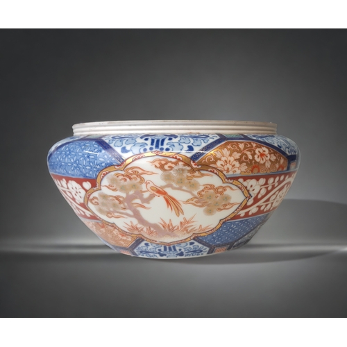 215 - A JAPANESE IMARI PORCELAIN FRUIT BOWL.
FUKAGAWA, NISHIKIDE WARE.
HAND PAINTED CARTOUCHES DEPICTING S... 