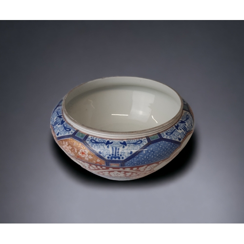 215 - A JAPANESE IMARI PORCELAIN FRUIT BOWL.
FUKAGAWA, NISHIKIDE WARE.
HAND PAINTED CARTOUCHES DEPICTING S... 