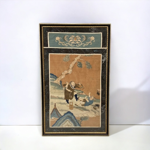 15 - A PAIR OF CHINESE SILK PANELS.
QING DYNASTY. 
FRAMED.
45 X 27CM