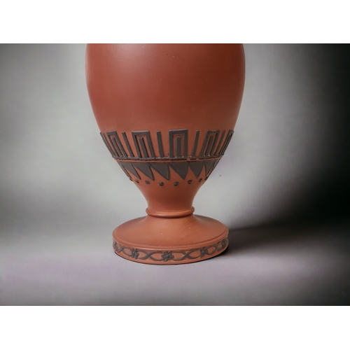 279 - A WEDGWOOD ROSSO ANTICO EGYPTIAN REVIVAL VASE. 
HEIGHT - 14.5CM