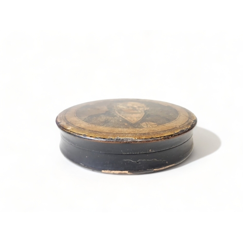 211 - AN EARLY 19TH CENTURY FRENCH PAPIER MACHE SNUFF BOX. DEPICTING LOUIS XVIII.
DIAMETER - 8.5CM