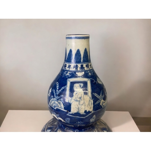 9 - A LARGE CHINESE BLUE & WHITE PORCELAIN DOUBLE GOURD VASE. CRACKED ICE GROUND WITH CHARACTERS IN OUTD... 