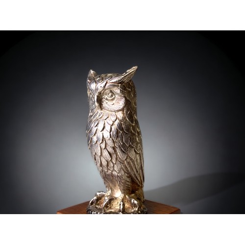 133 - A Hallmarked sterling silver Owl figure, mounted on a wooden stepped plinth. Not filled.
137g silver... 