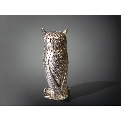 133 - A Hallmarked sterling silver Owl figure, mounted on a wooden stepped plinth. Not filled.
137g silver... 