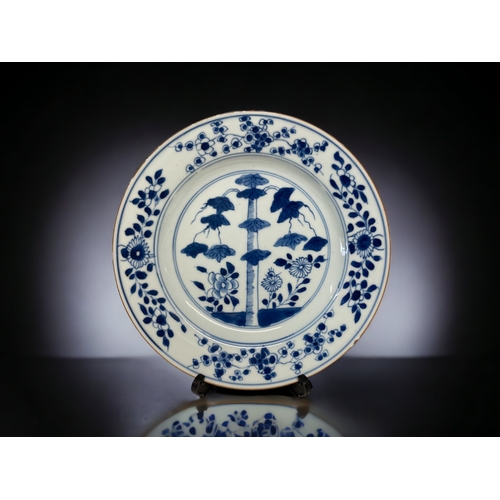 38 - THREE CHINESE KANGXI EXPORT PORCELAIN PLATES.
KANGXI PERIOD (1662-1722).
BLUE & WHITE, DECORATED WIT... 