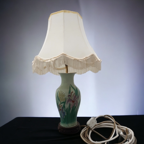 275 - A HAND PAINTED CHINESE PORCELAIN TABLE LAMP.