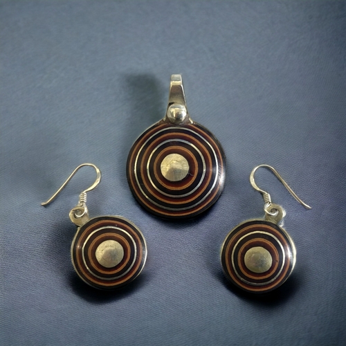 174 - A SET OF SILVER SPIRAL PATTERN PENDANT & EARRING SET. MARKED TO VERSO.