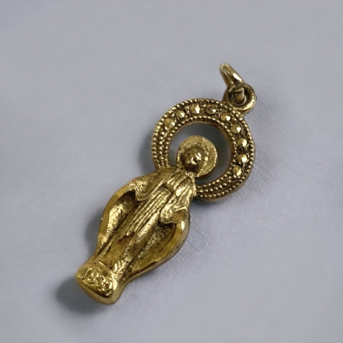 179 - A GOLD PLATED ON STERLING SILVER VIRGIN MARY PENDANT. WITH MARCASITE HALO.