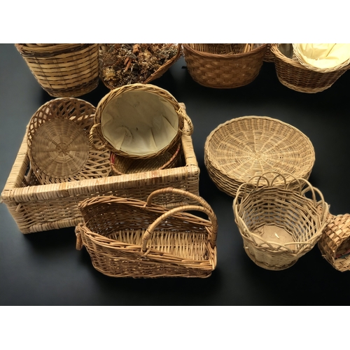 146 - A JOB LOT OF SMALL WICKER BASKETS ETC