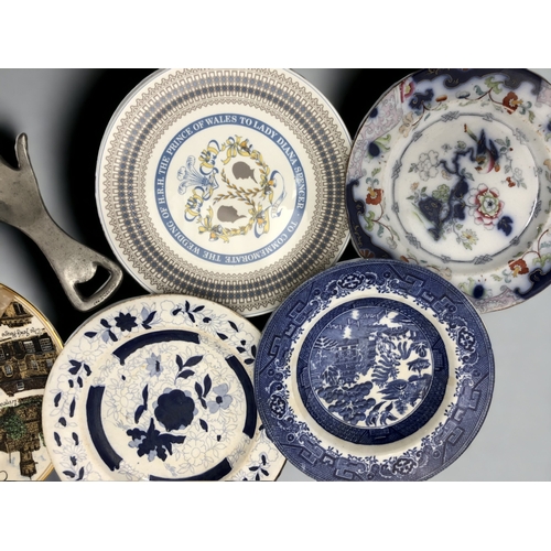 389 - A LOT OF VICTORIAN AND LATER MIXED PORCELAIN AND GLASS