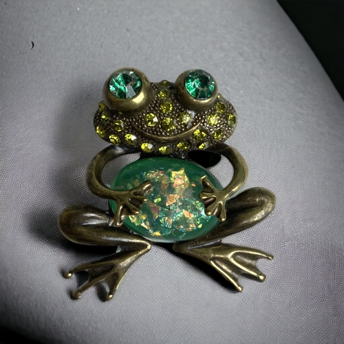 182 - A COLLECTION OF SIX VINTAGE LADIES BROOCHES.  INCLUDING A TARA WARE BROOCH, EISENBERG STYLE FROG, MO... 