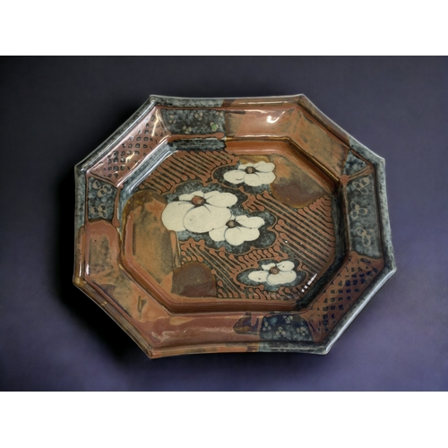 392 - A DAVID FRITH (BRITISH, B, 1943) FOR BROOKHOUSE POTTERY CENTREPIECE DISH.
FOLIATE DESIGN, WITH A COP... 