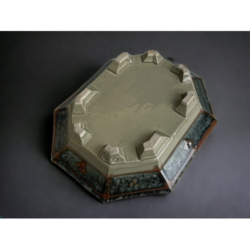 392 - A DAVID FRITH (BRITISH, B, 1943) FOR BROOKHOUSE POTTERY CENTREPIECE DISH.
FOLIATE DESIGN, WITH A COP... 