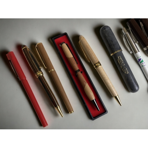 396 - A COLLECTION OF PENS & PENCILS. INCLUDING SHEAFFER, STYPEN, PARKER & MORE.