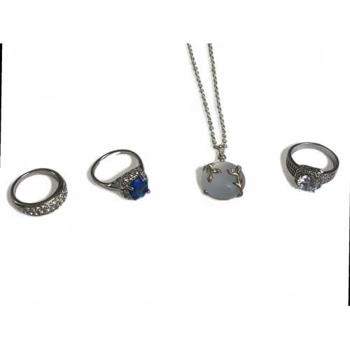 191 - A COLLECTION OF COSTUME RINGS & NECKLACE.