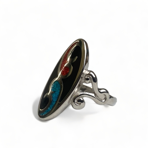 199 - A STERLING SILVER LADIES POLISHED STONE RING.
SIZE N