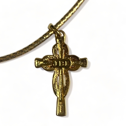 203 - AN ITALIAN GOLD PLATE ON SILVER LADIES NECKLACE WITH A CROSS PENDANT.