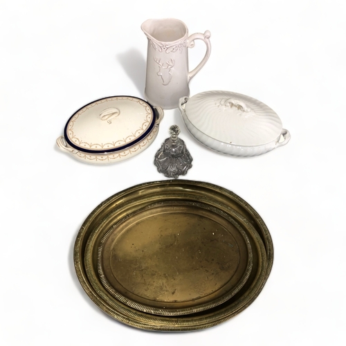 400 - A COLLECTION OF ANTIQUE CERAMICS, GLASS AND BRASS TRAYS.