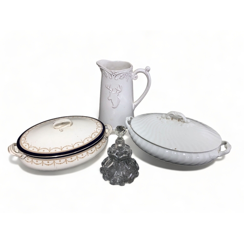 400 - A COLLECTION OF ANTIQUE CERAMICS, GLASS AND BRASS TRAYS.