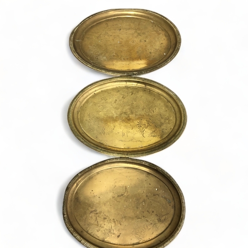 400 - A COLLECTION OF ANTIQUE CERAMICS, GLASS AND BRASS TRAYS.