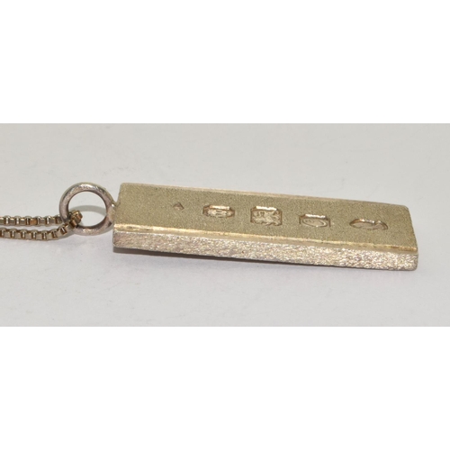 223 - A STERLING SILVER MENS INGOT & CHAIN. LONDON HALLMARKS.