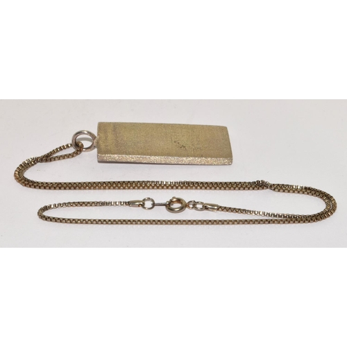 223 - A STERLING SILVER MENS INGOT & CHAIN. LONDON HALLMARKS.