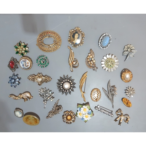 238 - A COLLECTION OF VINTAGE LADIES COSTUME BROOCHES.