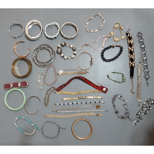 239 - A COLLECTION OF LADIES COSTUME JEWELLERY BRACELETS & BANGLES.