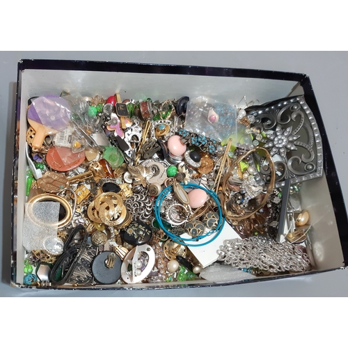 240 - A BOX OF VINTAGE LADIES MISCELLANEOUS COSTUME JEWELLERY.