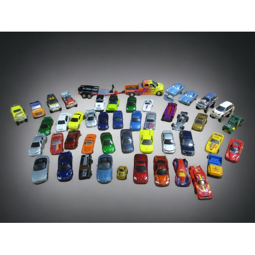 526 - A LARGE COLLECTION OF DIE CAST CARS, INCLUDING CORGI, MATTEL AND MORE.