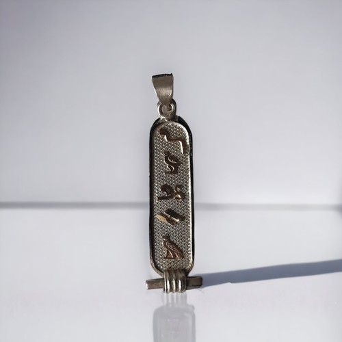 256 - AN EGYPTIAN MIXED METAL LADIES CARTOUCHE PENDANT.