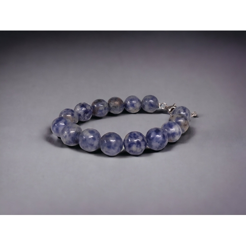 261 - A STERLING SILVER & LAPIS LAZULI LADIES BRACELET.