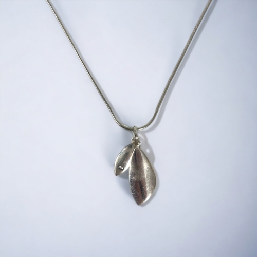 266 - A LADIES STERLING SILVER 'LEAF' DESIGN PENDANT NECKLACE.